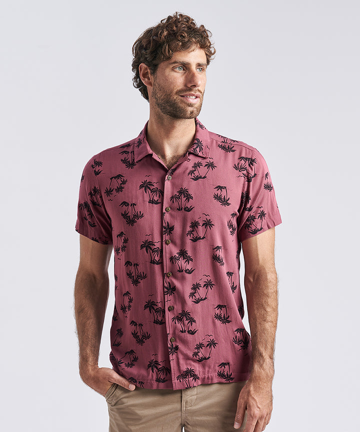 CAMISA MANGA CORTA CUELLO RESORT ESTAMPADO CLASSIC FIT GUINDA PV24