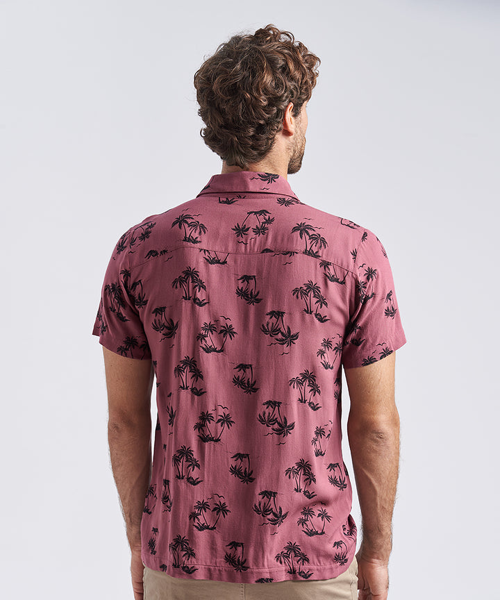 CAMISA MANGA CORTA CUELLO RESORT ESTAMPADO CLASSIC FIT GUINDA PV24