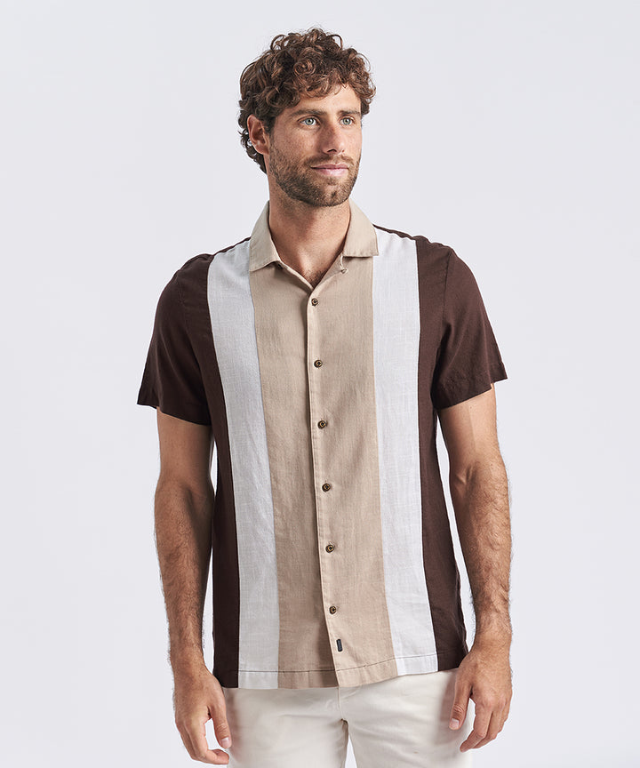 CAMISA MANGA CORTA CUELLO RESORT CORTES CLASSIC FIT MARRON PV24