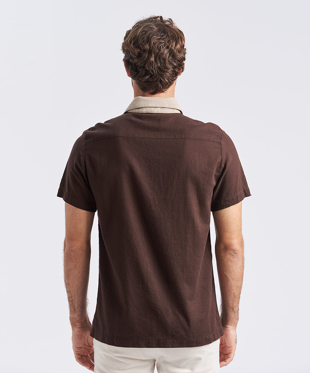 CAMISA MANGA CORTA CUELLO RESORT CORTES CLASSIC FIT MARRON PV24