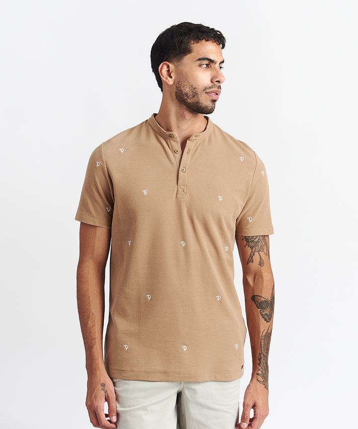 POLO MANGA CORTA PIQUE CON BORDADO CUELLO NERU MARRON CLARO PV24