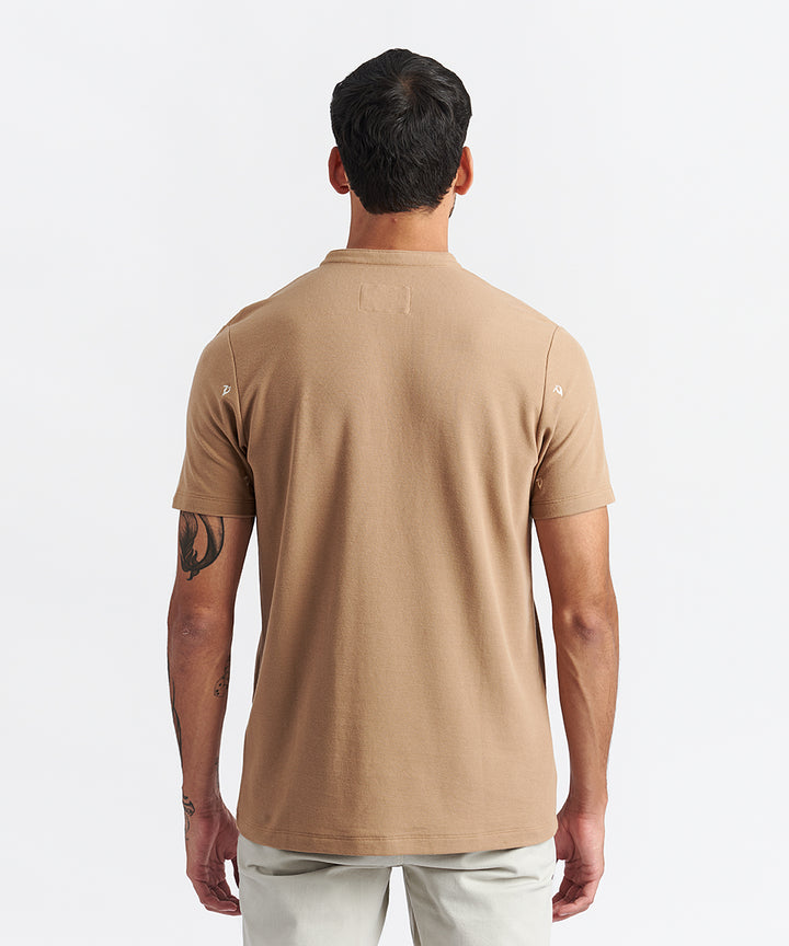 POLO MANGA CORTA PIQUE CON BORDADO CUELLO NERU MARRON CLARO PV24