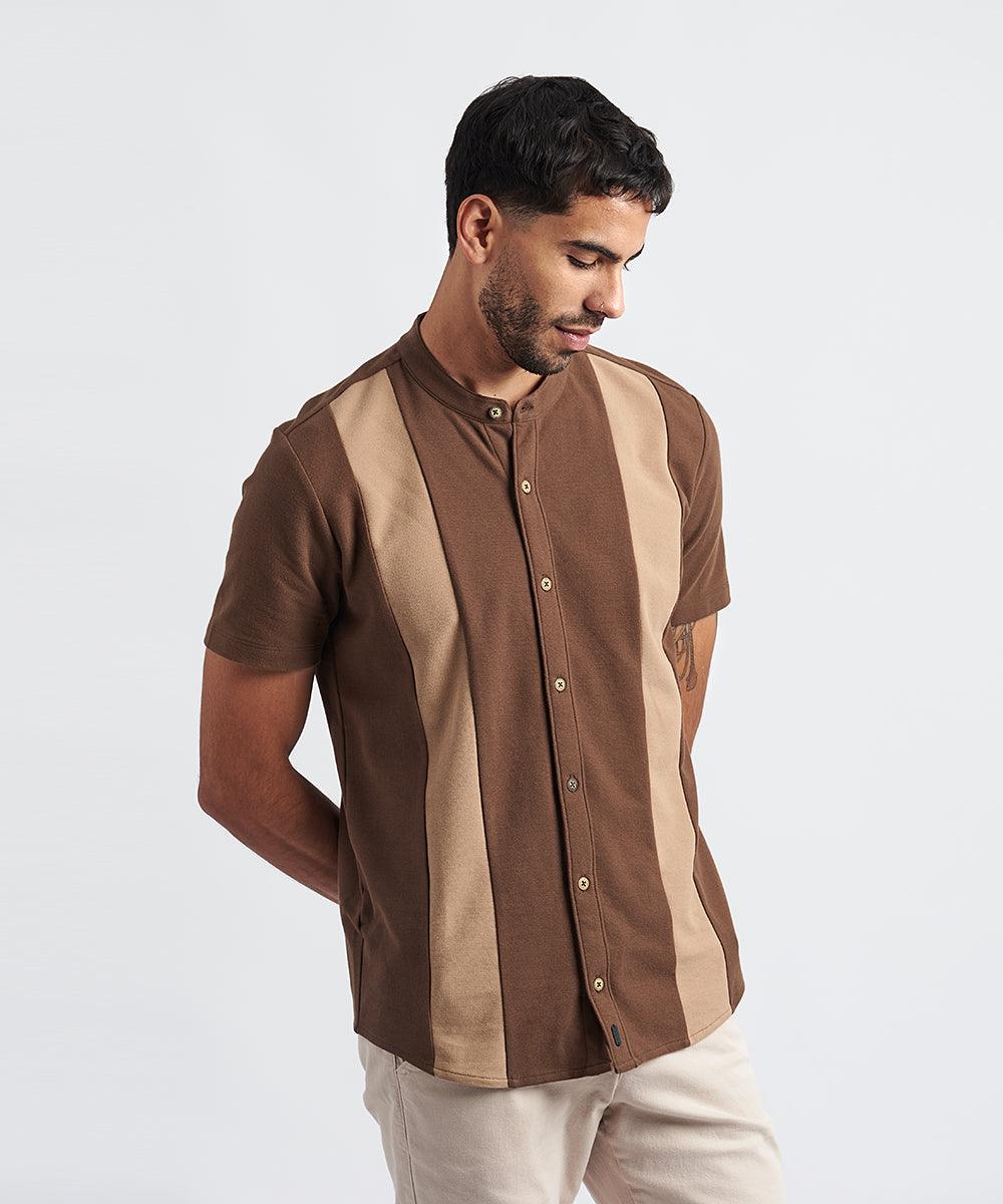 POLO MANGA CORTA CAMISERO CON CORTE DE RAYAS PV24 MARRON - MBO